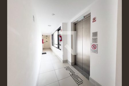 Apartamento para alugar com 29m², 1 quarto e 1 vaga Apartamento para alugar com 29m², 1 quarto e 1 vagaÁrea comum - Hall do elevador, piso tátil