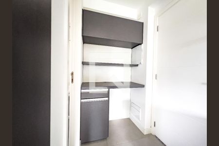 Cozinha, armário e prateleiras de apartamento para alugar com 1 quarto, 29m² em Vila Olímpia, São Paulo