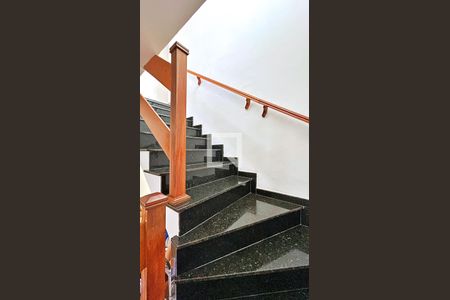Escada de casa à venda com 3 quartos, 230m² em Jardim Santa Mena, Guarulhos