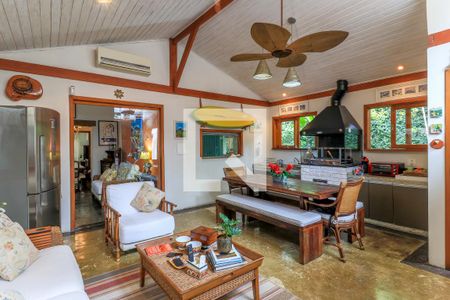 Casa à venda com 280m², 3 quartos e 3 vagasSala de TV/Churrasqueira