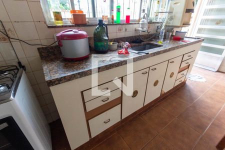 Casa à venda com 370m², 6 quartos e 4 vagas Casa à venda com 370m², 6 quartos e 4 vagasCozinha - Armários