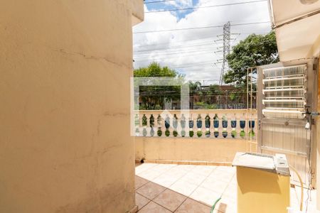Casa à venda com 370m², 6 quartos e 4 vagas Casa à venda com 370m², 6 quartos e 4 vagasVaranda