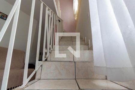 Casa à venda com 370m², 6 quartos e 4 vagas Casa à venda com 370m², 6 quartos e 4 vagasEscada