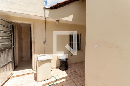 Casa à venda com 370m², 6 quartos e 4 vagas Casa à venda com 370m², 6 quartos e 4 vagasVaranda