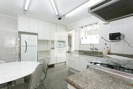 Apartamento à venda com 133m², 3 quartos e 2 vagas Apartamento à venda com 133m², 3 quartos e 2 vagasCozinha