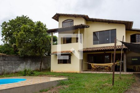 Casa à venda com 1200m², 4 quartos e 5 vagas Casa à venda com 1200m², 4 quartos e 5 vagasPiscina