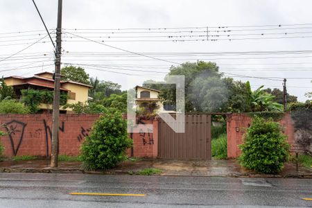 Casa à venda com 1200m², 4 quartos e 5 vagas Casa à venda com 1200m², 4 quartos e 5 vagasFachada