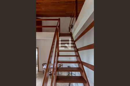 Casa à venda com 1200m², 4 quartos e 5 vagas Casa à venda com 1200m², 4 quartos e 5 vagasEscada