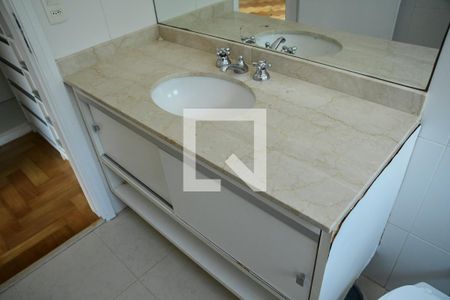 Casa de condomínio para alugar com 582m², 4 quartos e 4 vagasBanheiro da Suíte 2 