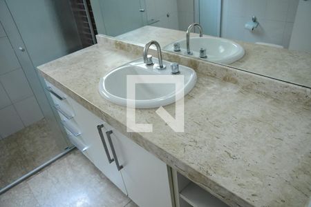 Casa de condomínio para alugar com 582m², 4 quartos e 4 vagasBanheiro da Suíte 1 