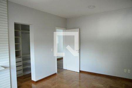 Casa de condomínio para alugar com 582m², 4 quartos e 4 vagasSuíte 3 