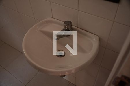Casa de condomínio para alugar com 582m², 4 quartos e 4 vagasBanheiros do salão