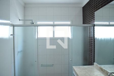 Casa de condomínio para alugar com 582m², 4 quartos e 4 vagasBanheiro da Suíte 1 