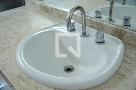 Casa de condomínio para alugar com 582m², 4 quartos e 4 vagasBanheiro da Suíte 1 