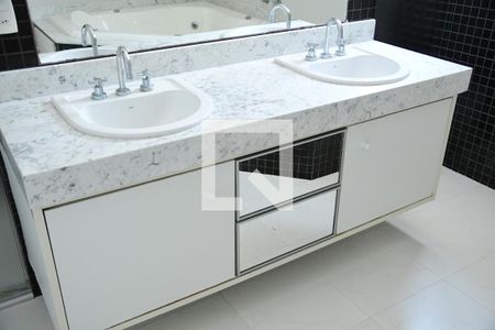 Casa de condomínio para alugar com 582m², 4 quartos e 4 vagasBanheiro da Suíte 4 