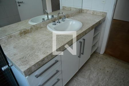 Casa de condomínio para alugar com 582m², 4 quartos e 4 vagasBanheiro da Suíte 1 