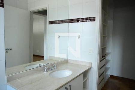 Casa de condomínio para alugar com 582m², 4 quartos e 4 vagasBanheiro da Suíte 3 