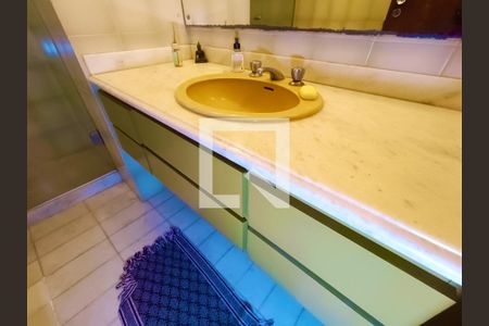 Apartamento à venda com 156m², 3 quartos e 1 vaga Apartamento à venda com 156m², 3 quartos e 1 vagaBanheiro social