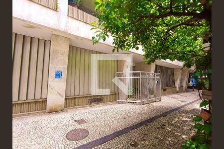 Apartamento à venda com 156m², 3 quartos e 1 vaga Apartamento à venda com 156m², 3 quartos e 1 vagaFachada com cartaz QA