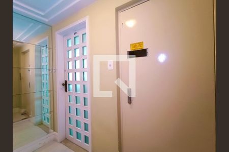 Apartamento à venda com 156m², 3 quartos e 1 vaga Apartamento à venda com 156m², 3 quartos e 1 vagaHall