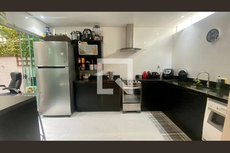 Cozinha de apartamento para alugar com 2 quartos, 75m² em Estoril, Belo Horizonte
