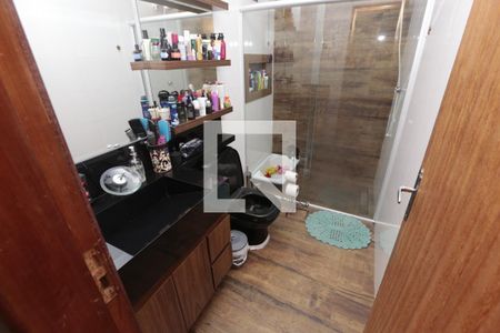 Banheiro de apartamento à venda com 2 quartos, 64m² em Novo Eldorado, Contagem