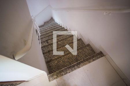 Casa à venda com 120m², 2 quartos e 3 vagas Casa à venda com 120m², 2 quartos e 3 vagasEscada