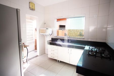 Cozinha de casa à venda com 2 quartos, 120m² em Santa Amelia, Belo Horizonte