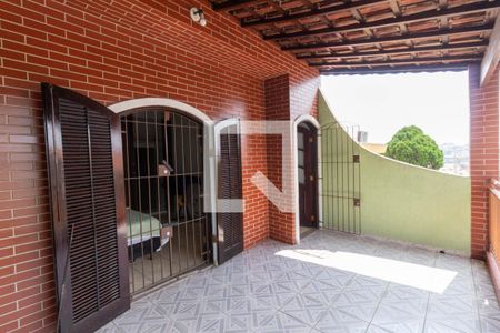 Casa à venda com 182m², 3 quartos e 2 vagas Casa à venda com 182m², 3 quartos e 2 vagasVaranda
