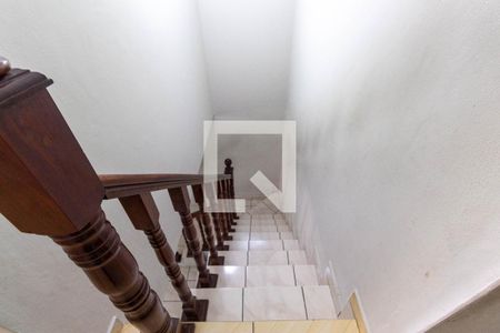 Casa à venda com 182m², 3 quartos e 2 vagas Casa à venda com 182m², 3 quartos e 2 vagasEscada