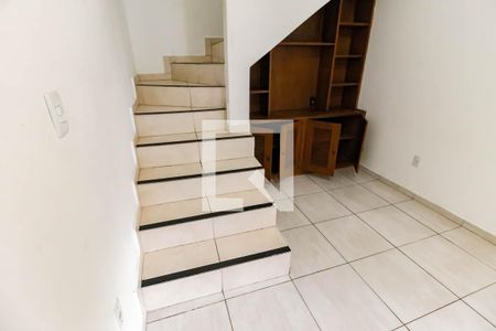 escada acesso quartos de casa para alugar com 2 quartos, 79m² em Jardim Ouro Preto, Taboão da Serra