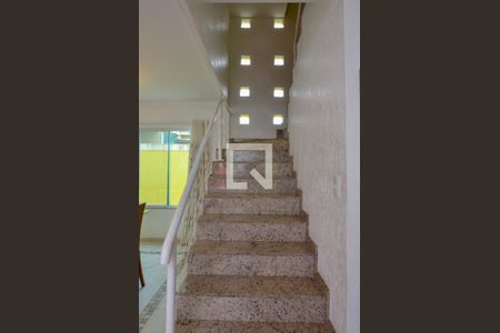 Casa de condomínio para alugar com 380m², 4 quartos e 3 vagasEscada