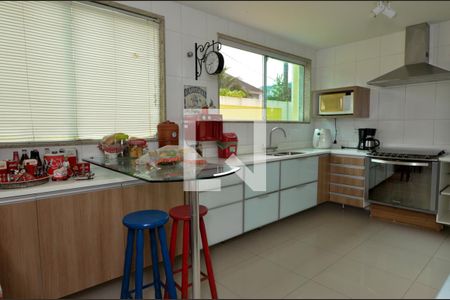 Casa de condomínio para alugar com 380m², 4 quartos e 3 vagasCozinha