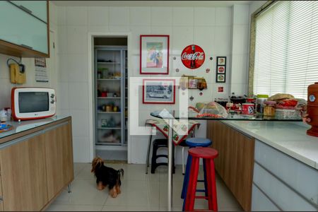 Casa de condomínio para alugar com 380m², 4 quartos e 3 vagasCozinha