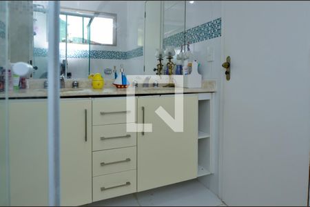 Casa de condomínio para alugar com 380m², 4 quartos e 3 vagasBanheiro da Suíte 1 e 2