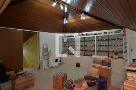 Casa de condomínio para alugar com 380m², 4 quartos e 3 vagasSótão