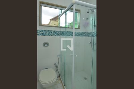 Casa de condomínio para alugar com 380m², 4 quartos e 3 vagasBanheiro da Suíte 1 e 2