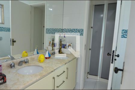 Casa de condomínio para alugar com 380m², 4 quartos e 3 vagasBanheiro da Suíte 1 e 2