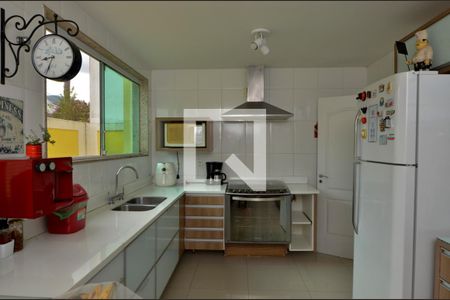 Casa de condomínio para alugar com 380m², 4 quartos e 3 vagasCozinha