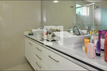 Casa de condomínio para alugar com 380m², 4 quartos e 3 vagasBanheiro da Suíte 3