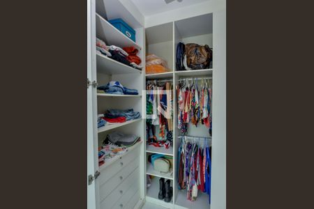 Casa de condomínio para alugar com 380m², 4 quartos e 3 vagasCloset da suíte 1