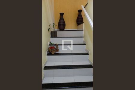 Casa à venda com 130m², 3 quartos e sem vaga Casa à venda com 130m², 3 quartos e sem vagaEscada