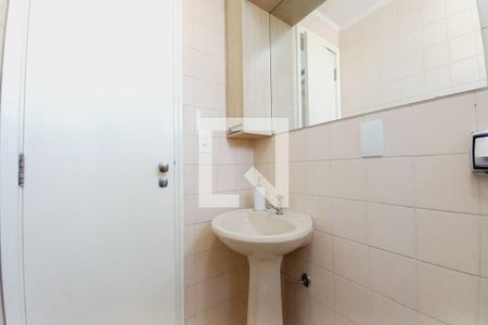 Banheiro de apartamento à venda com 1 quarto, 55m² em Cambuí, Campinas