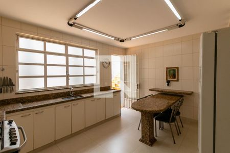 Casa à venda com 360m², 4 quartos e 4 vagas Casa à venda com 360m², 4 quartos e 4 vagasCozinha