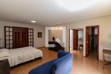 Casa à venda com 360m², 4 quartos e 4 vagas Casa à venda com 360m², 4 quartos e 4 vagasQuarto Suíte