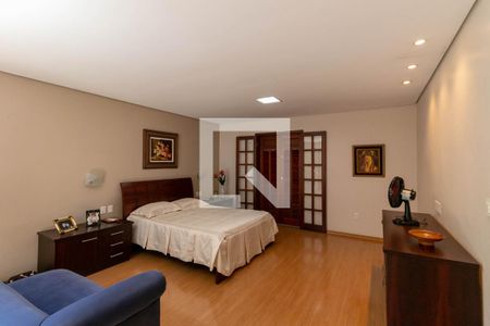 Casa à venda com 360m², 4 quartos e 4 vagas Casa à venda com 360m², 4 quartos e 4 vagasQuarto Suíte