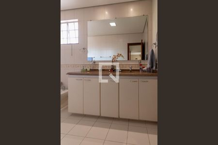 Casa à venda com 360m², 4 quartos e 4 vagas Casa à venda com 360m², 4 quartos e 4 vagasBanheiro da Suíte