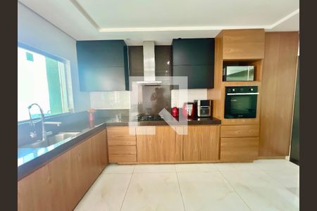 Casa para alugar com 620m², 5 quartos e 10 vagasCozinha 