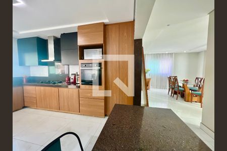 Casa para alugar com 620m², 5 quartos e 10 vagasCozinha 