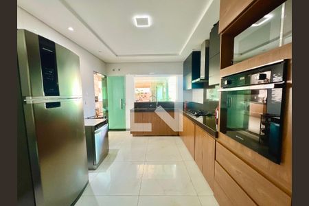 Casa para alugar com 620m², 5 quartos e 10 vagasCozinha 